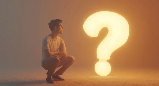 man met vraagteken langs hem